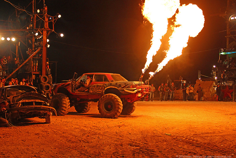 Человек облился бензином и поджёг себя у всех на глазах...