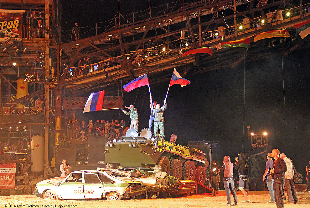 Человек облился бензином и поджёг себя у всех на глазах...