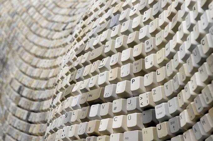 Троянский конь из клавиш от клавиатуры (3 фото)