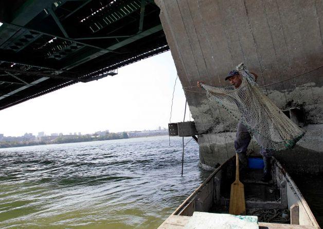 Бизнесмен спас 25 самоубийц за 15 лет (4 фото)