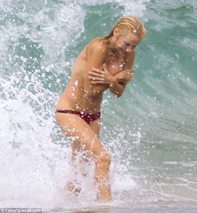 Памела Андерсон засветила сиськи (12 фото)