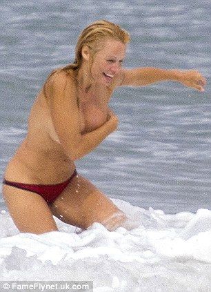 Памела Андерсон засветила сиськи