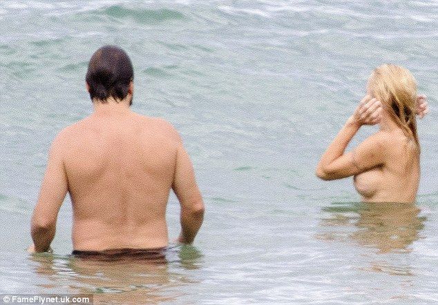 Памела Андерсон засветила сиськи