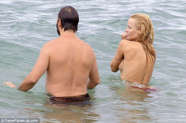 Памела Андерсон засветила сиськи