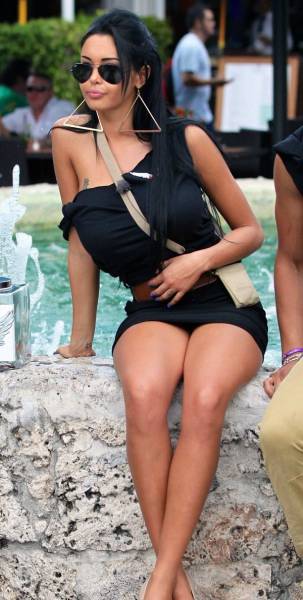 Симпатичные девушки фотографируются на улице