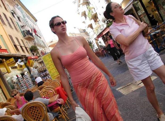 Симпатичные девушки фотографируются на улице