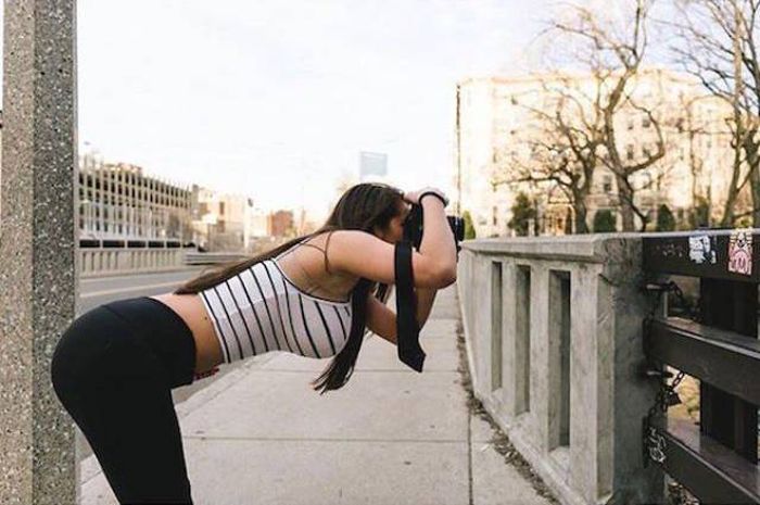 Симпатичные девушки фотографируются на улице