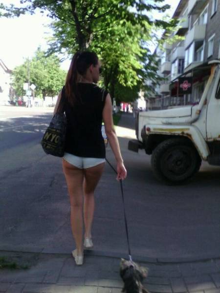 Симпатичные девушки фотографируются на улице