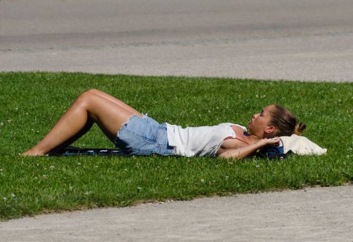 Симпатичные девушки фотографируются на улице