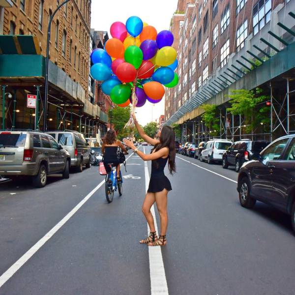 Симпатичные девушки фотографируются на улице