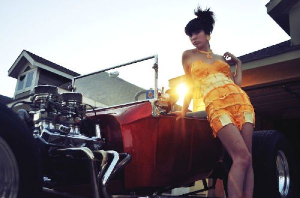 Девушки, одетые в сыр, фотографируются на фоне старых тачек Девушки, одетые в сыр, фотографируются на фоне старых тачек