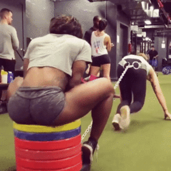 Девушки в тренажерном зале