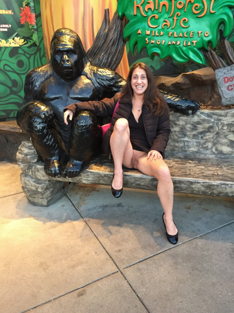 Раскованные девицы без трусов