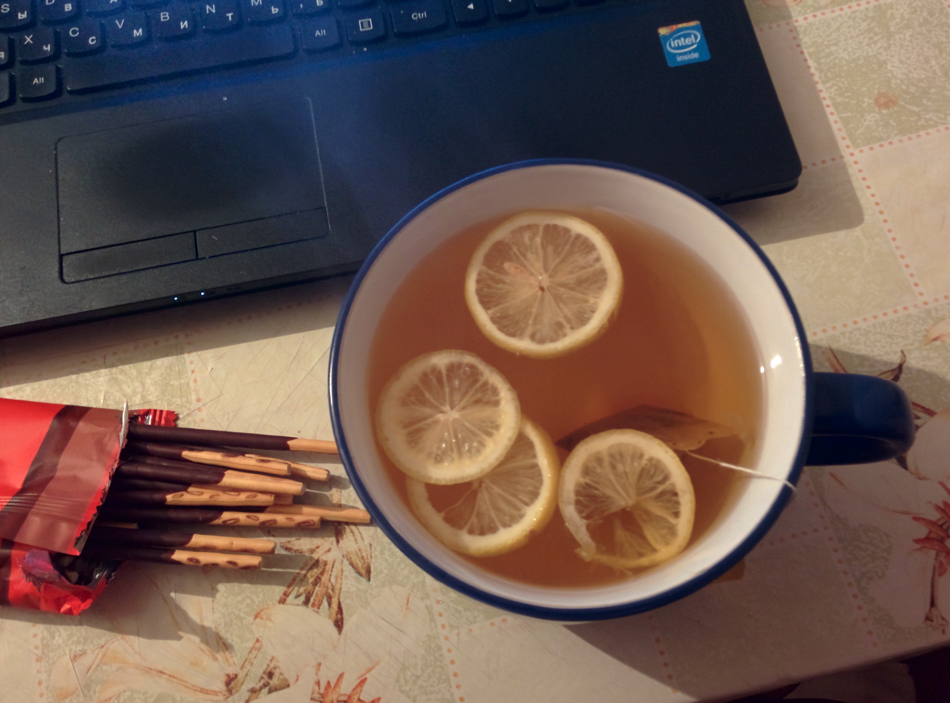 Почему чай обжигает сильнее, чем кофе