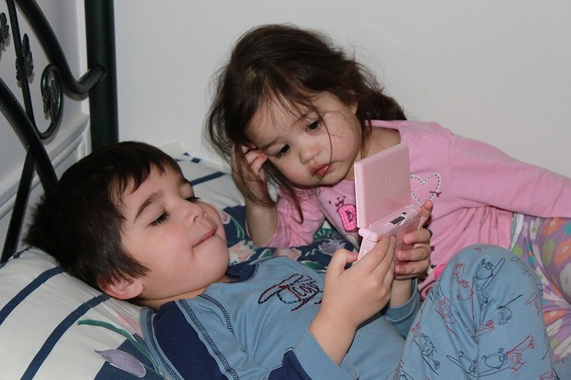 Этот неловкий момент, когда у детей отношения серьёзнее, чем у тебя