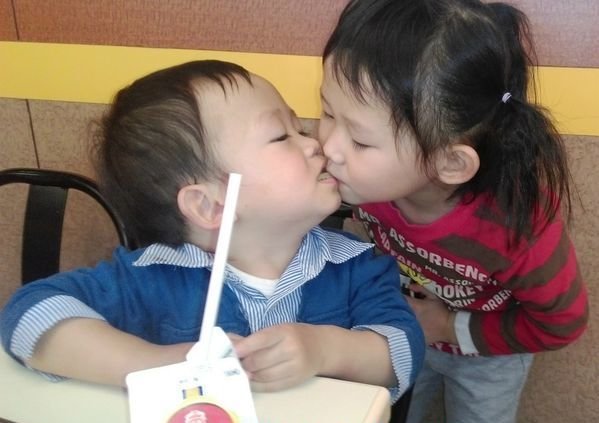 Этот неловкий момент, когда у детей отношения серьёзнее, чем у тебя