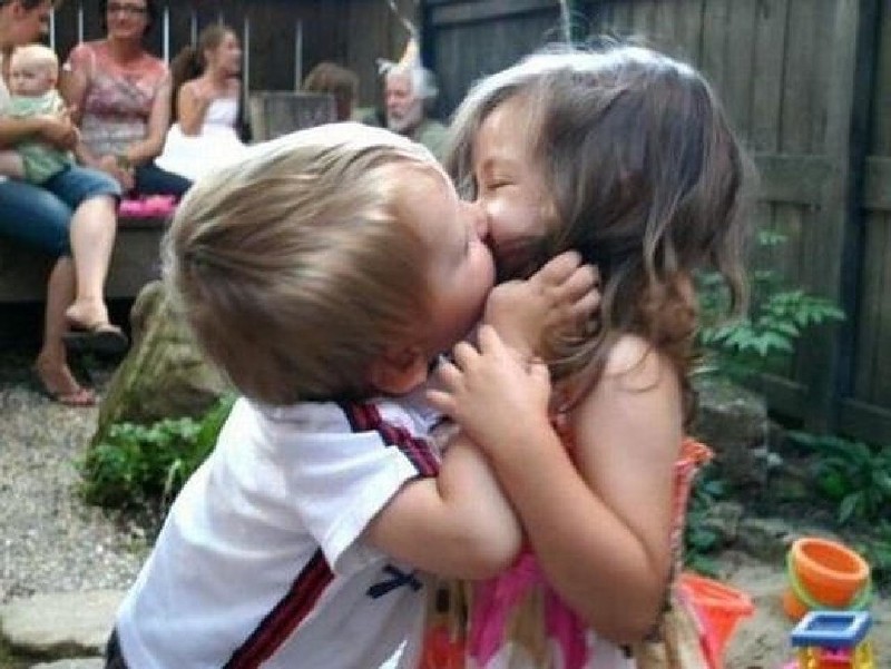 Этот неловкий момент, когда у детей отношения серьёзнее, чем у тебя