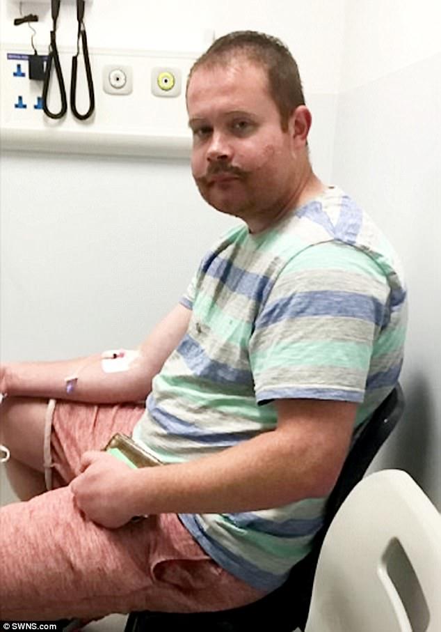 Временная тату оставила сильные шрамы на лице парня