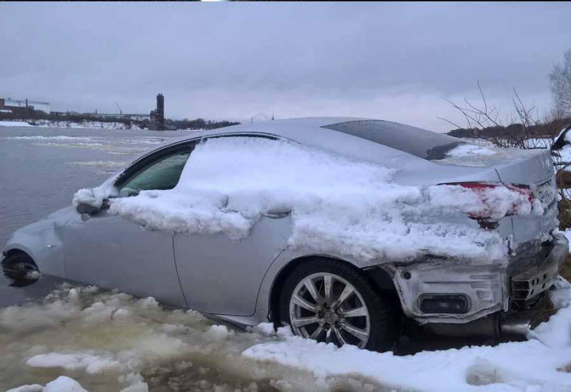 К Рыбинску причалил Lexus, несколько дней дрейфовавший по Волге