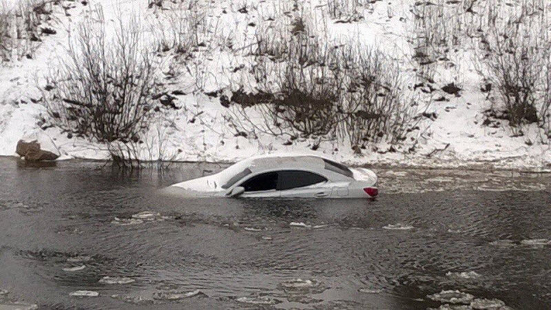 К Рыбинску причалил Lexus, несколько дней дрейфовавший по Волге