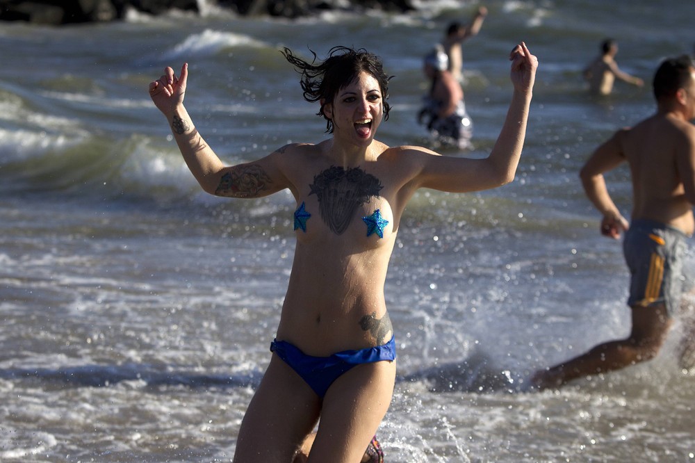 Новогодние заплывы в разных уголках мира