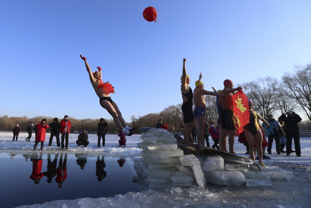 Новогодние заплывы в разных уголках мира