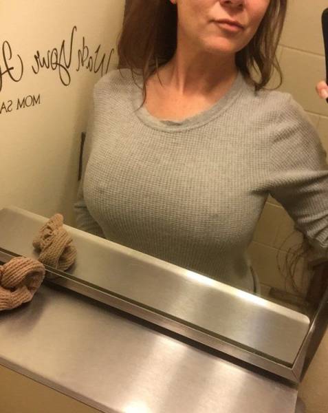 Девушки без бюстгальтеров