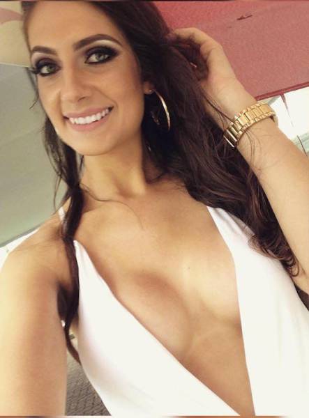 Девушки без бюстгальтеров