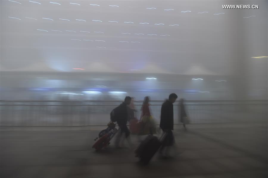 Китай впервые в истории объявил «красный» уровень опасности из-за ужасного смога