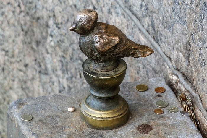 Лягушка-путешественница, Чижик-Пыжик и компания: 6 самых маленьких памятников в мире