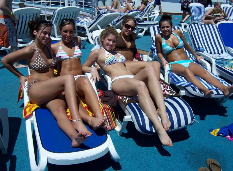 Девушки в бикини