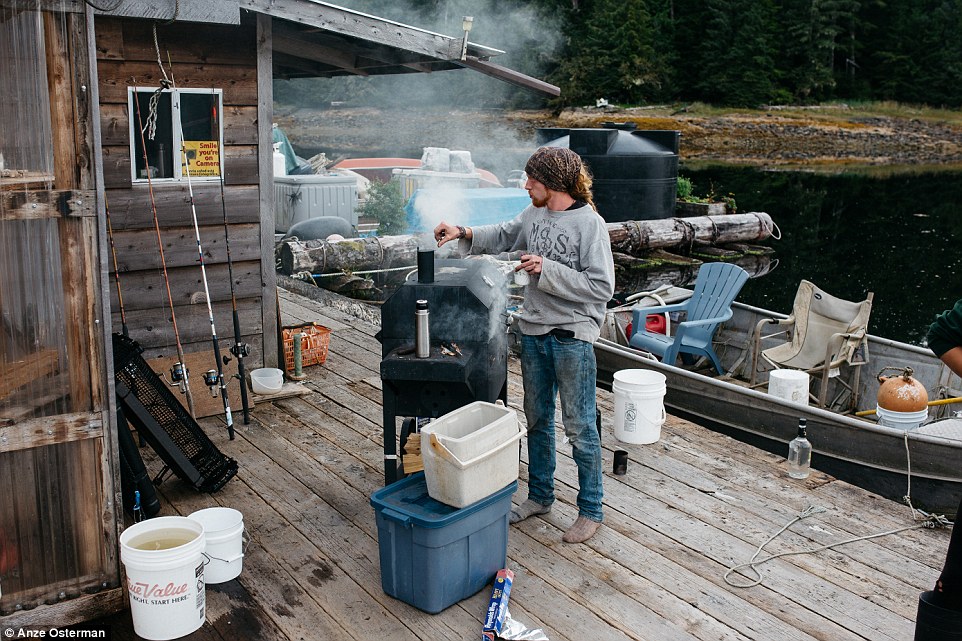 Жизнь на острове в окружении китов и медведей Жизнь на острове в окружении китов и медведей