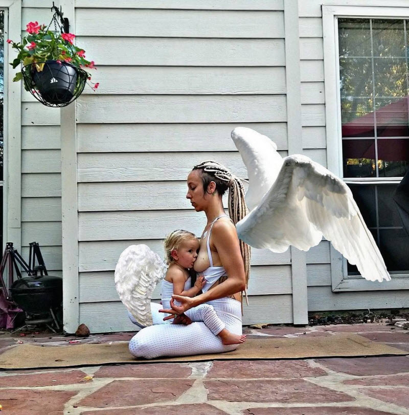 Мама троих детей занимается йогой и одновременно кормит грудью