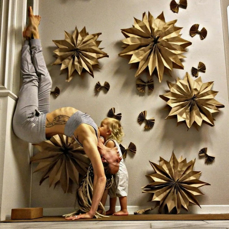 Мама троих детей занимается йогой и одновременно кормит грудью