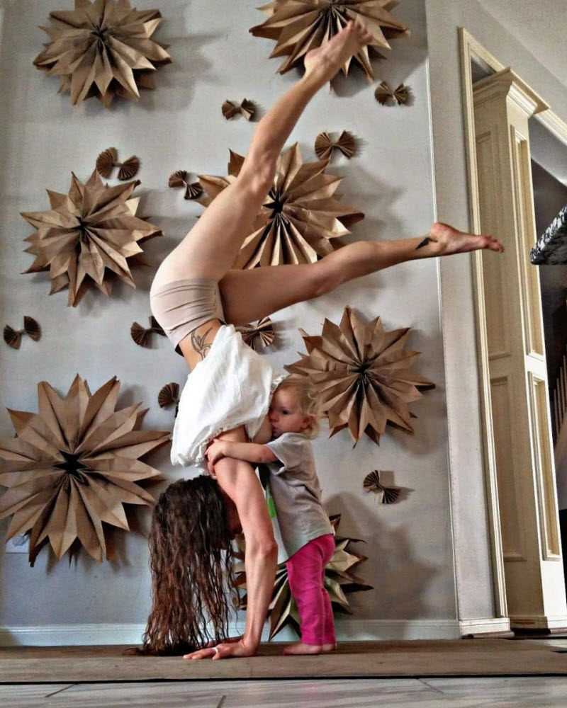 Мама троих детей занимается йогой и одновременно кормит грудью