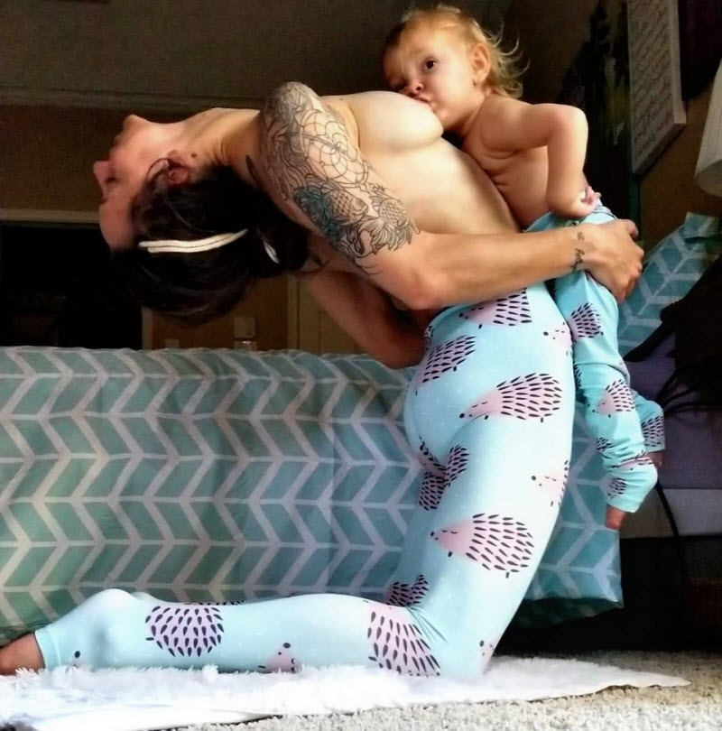 Мама троих детей занимается йогой и одновременно кормит грудью