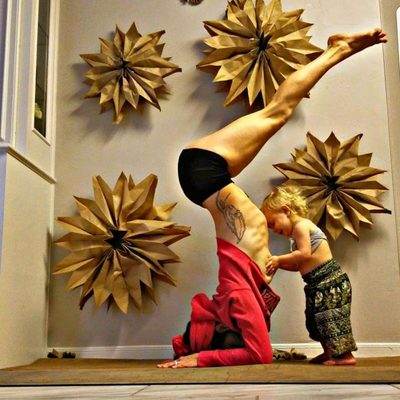 Мама троих детей занимается йогой и одновременно кормит грудью