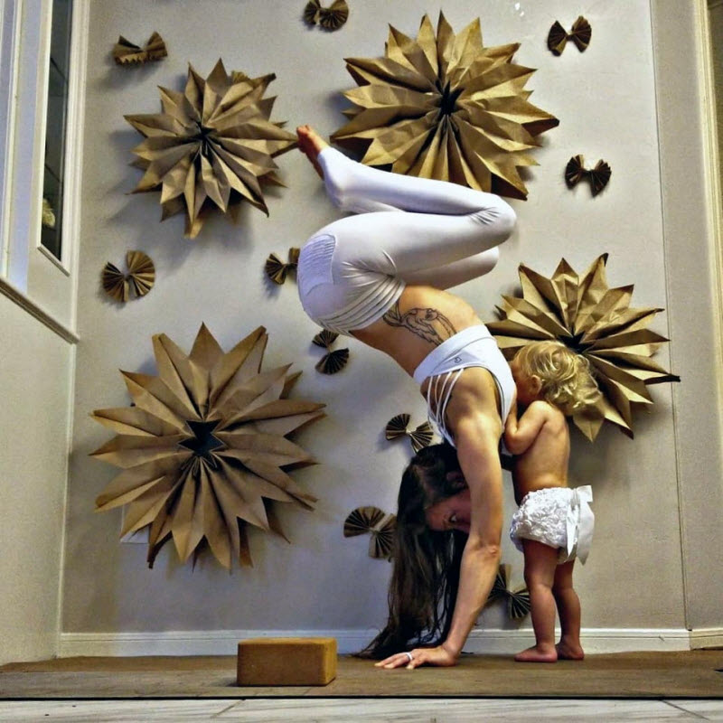 Мама троих детей занимается йогой и одновременно кормит грудью