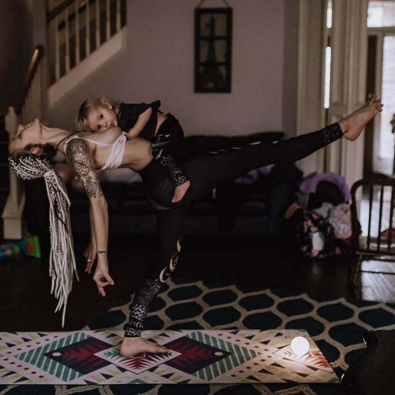 Мама троих детей занимается йогой и одновременно кормит грудью