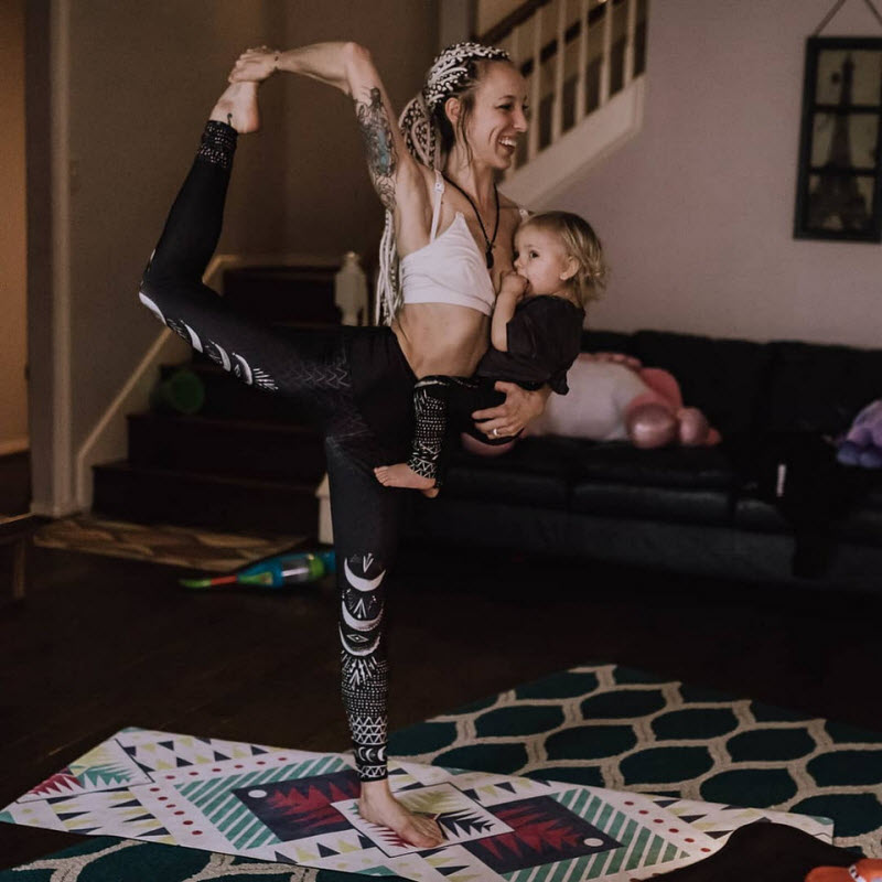 Мама троих детей занимается йогой и одновременно кормит грудью