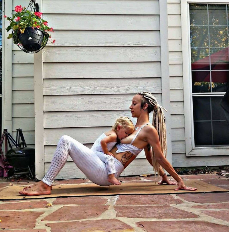 Мама троих детей занимается йогой и одновременно кормит грудью