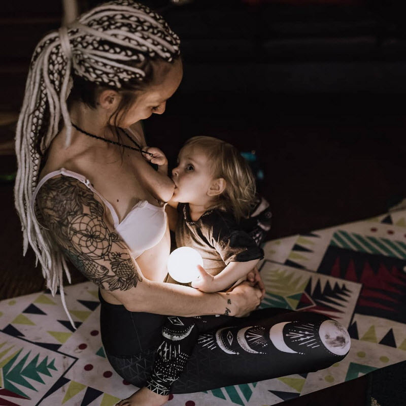 Мама троих детей занимается йогой и одновременно кормит грудью