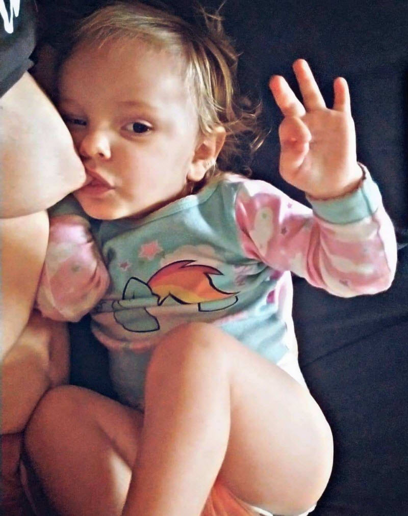 Мама троих детей занимается йогой и одновременно кормит грудью