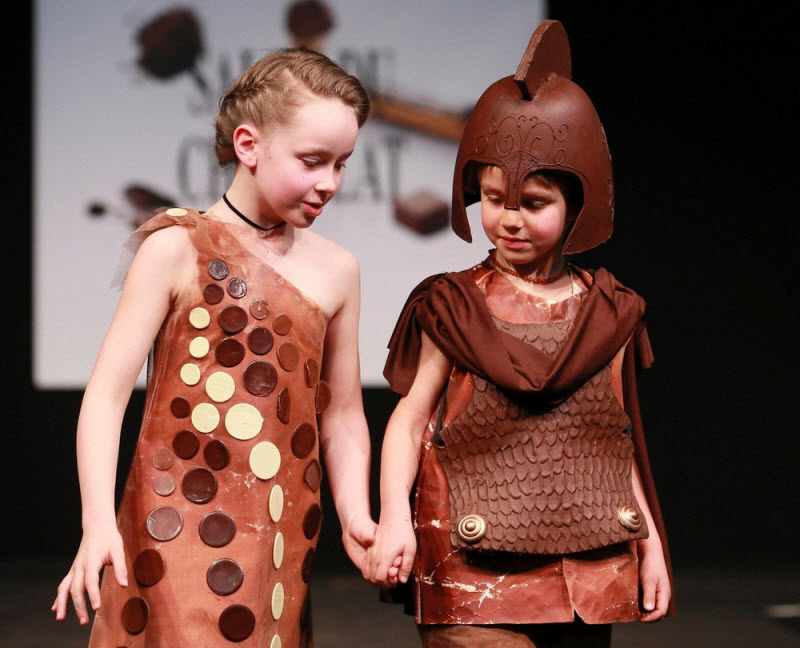 Показ мод на фестивале шоколада