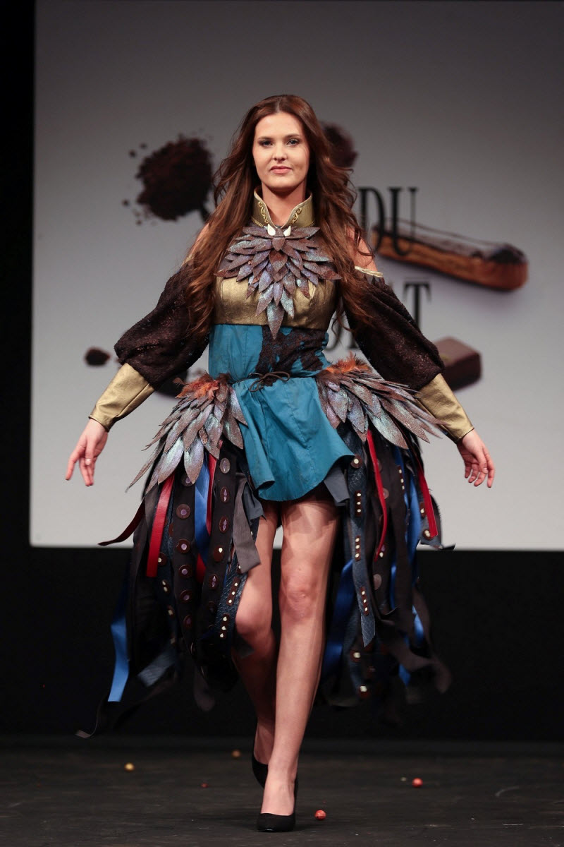 Показ мод на фестивале шоколада