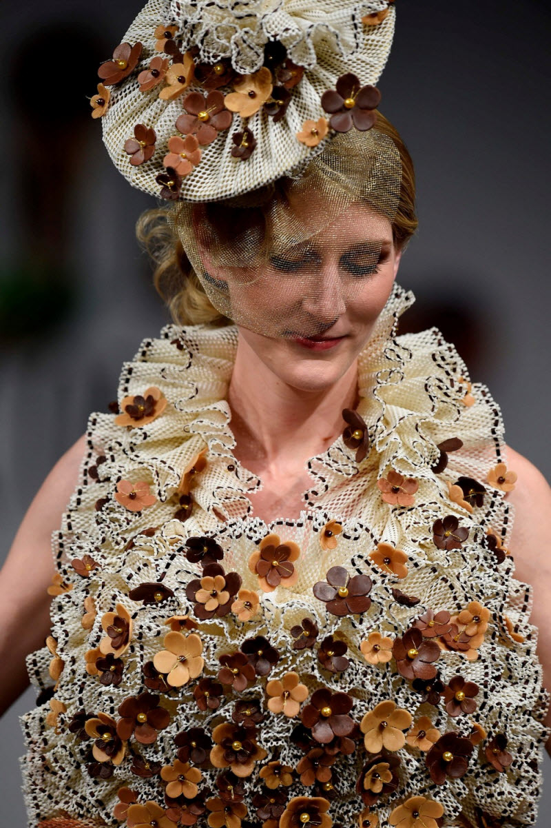 Показ мод на фестивале шоколада