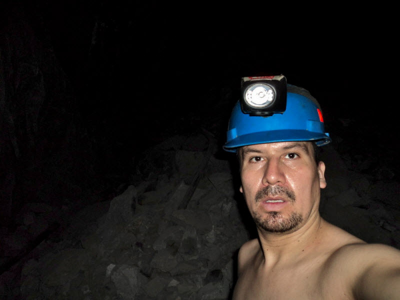 Фоторепортаж из-под земли, снятый шахтером в завале