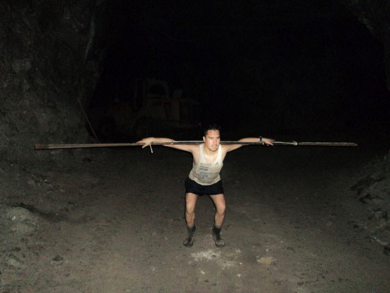 Фоторепортаж из-под земли, снятый шахтером в завале