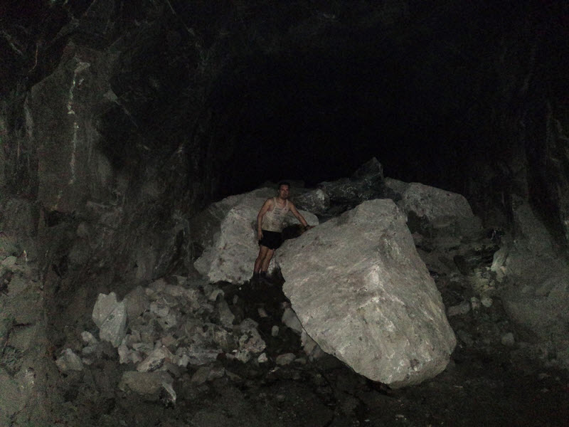 Фоторепортаж из-под земли, снятый шахтером в завале