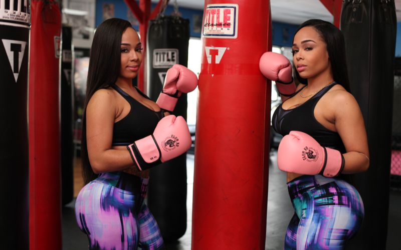 Близняшки, одержимые друг другом, сделали себе одинаковые задницы и бюсты